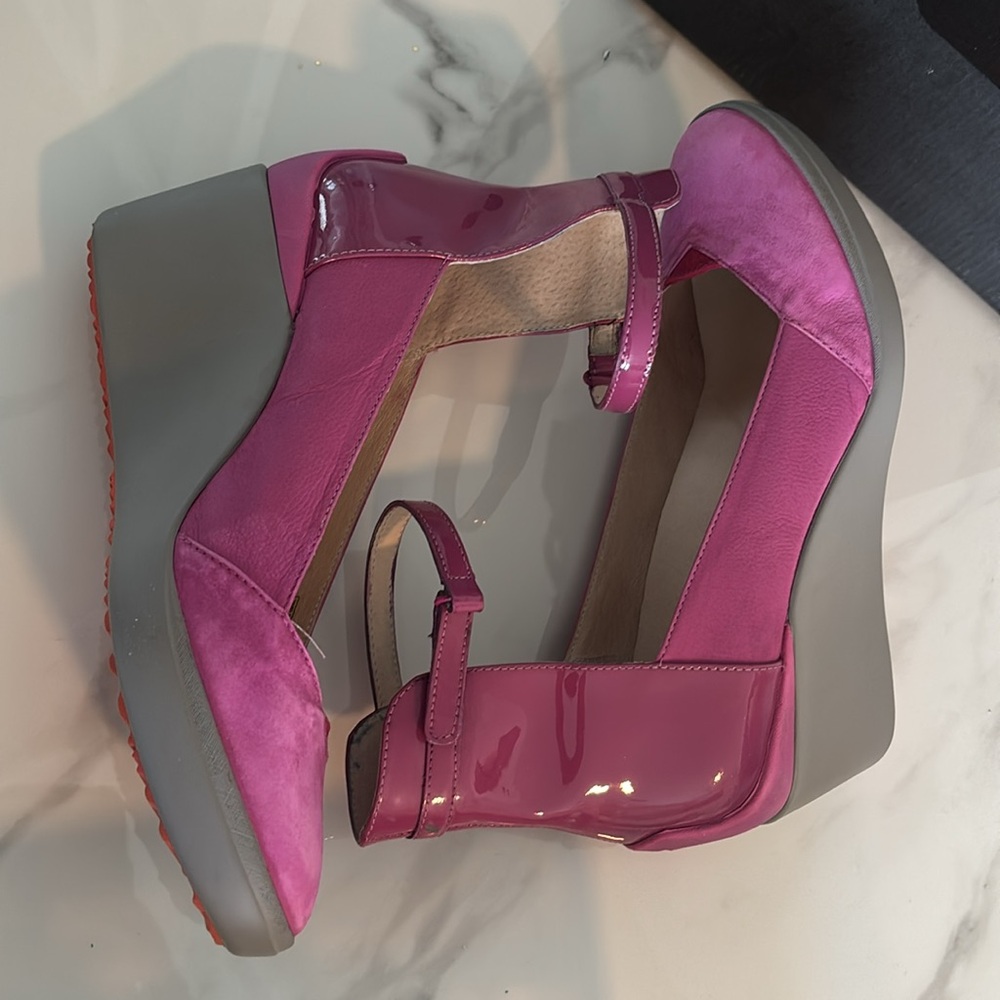 TSUBO Pink suede and patent leather wedge w/8.5 Dallin' Ankle Strap Pump…